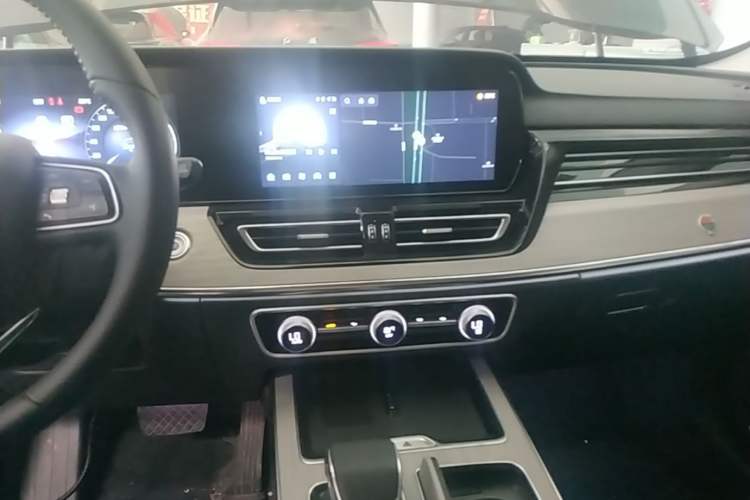 Used Hongqi HS5 2025 2.0T Two-Wheel Drive Flagship Pro Edition Audio And AC Panel