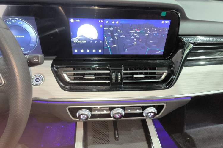 Used Hongqi HS5 2025 2.0T Two-Wheel-Drive Xuan Ying Edition Audio And AC Panel