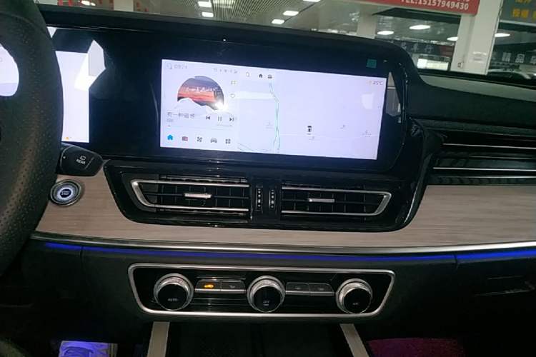 Used Hongqi HS5 2025 2.0T Two-Wheel Drive Flagship Pro Edition Audio And AC Panel