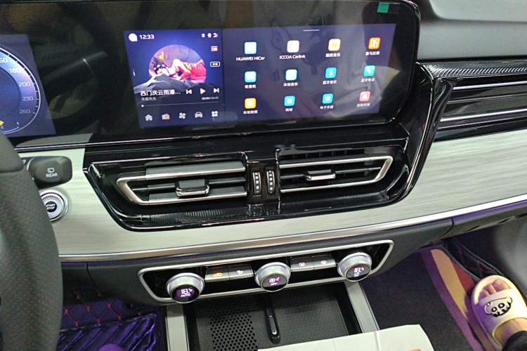 Used Hongqi HS5 2025 2.0T Two-Wheel-Drive Xuan Ying Edition Audio And AC Panel