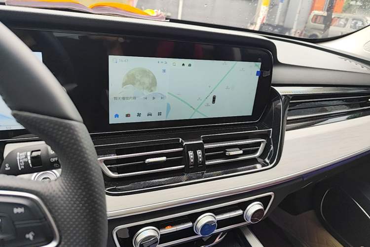 Used Hongqi HS5 2025 2.0T Two-Wheel Drive Flagship Pro Edition Audio And AC Panel