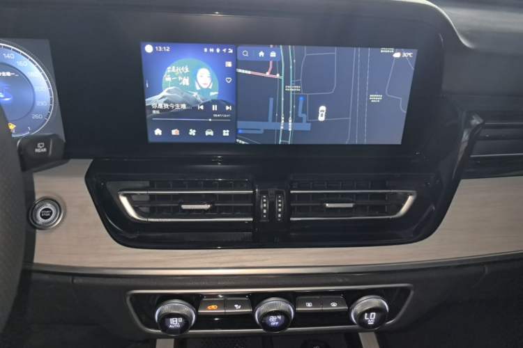 Used Hongqi HS5 2025 2.0T Two-Wheel Drive 600 000-Vehicle Commemorative Edition Audio And AC Panel