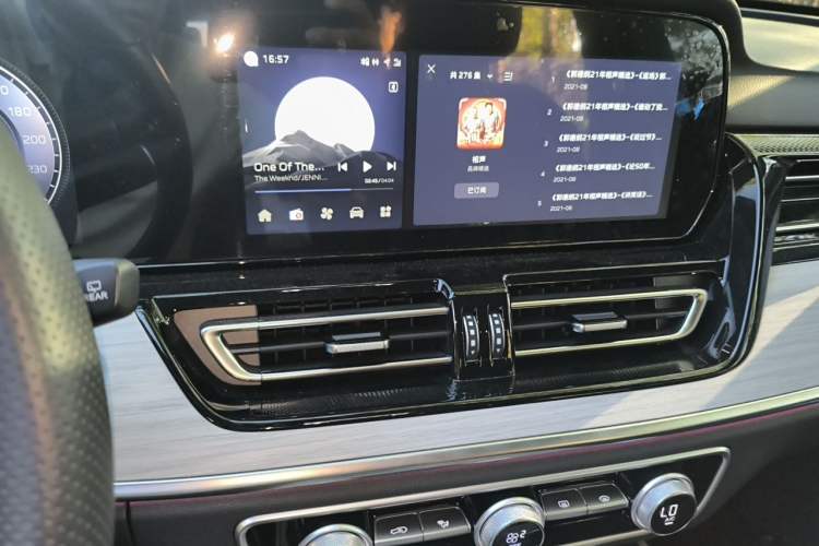 Used Hongqi HS5 2025 2.0T Two-Wheel-Drive Xuan Ying Edition Audio And AC Panel