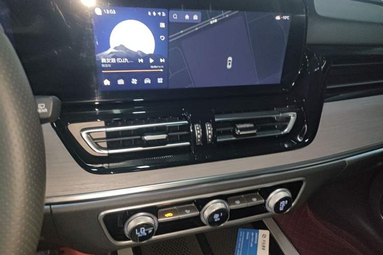 Used Hongqi HS5 2025 2.0T Two-Wheel Drive Flagship Pro Edition Audio And AC Panel