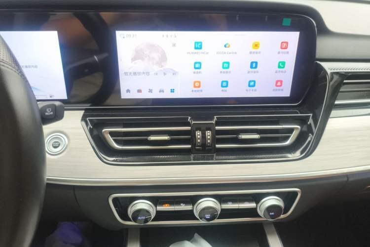 Used Hongqi HS5 2025 2.0T Two-Wheel Drive Flagship Pro Edition Audio And AC Panel