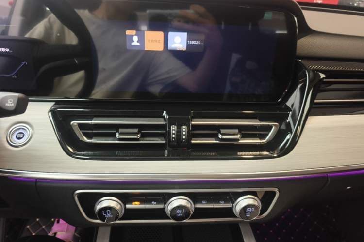 Used Hongqi HS5 2025 2.0T Two-Wheel Drive Flagship Pro Edition Audio And AC Panel