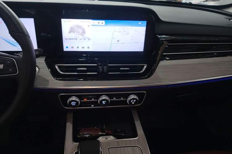 Used Hongqi HS5 2025 2.0T Two-Wheel-Drive Flagship Pro Edition Audio And AC Panel