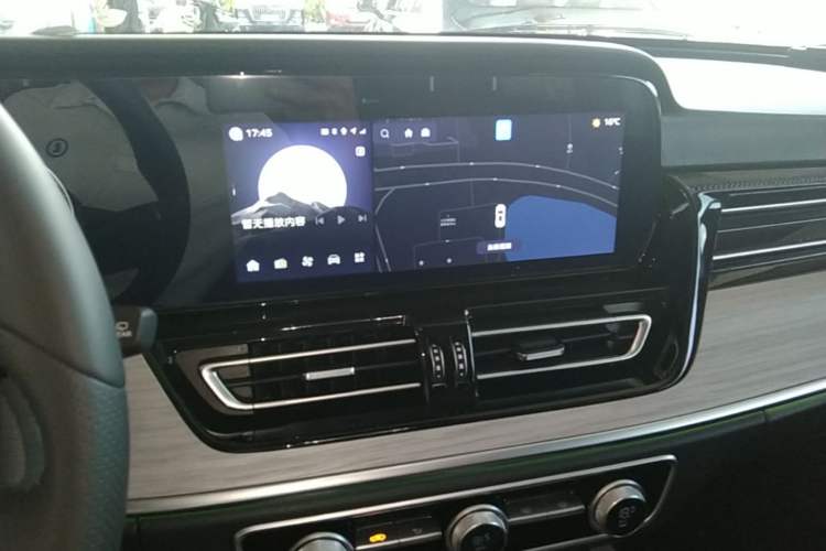 Used Hongqi HS5 2025 2.0T Two-Wheel Drive Flagship Pro Edition Audio And AC Panel