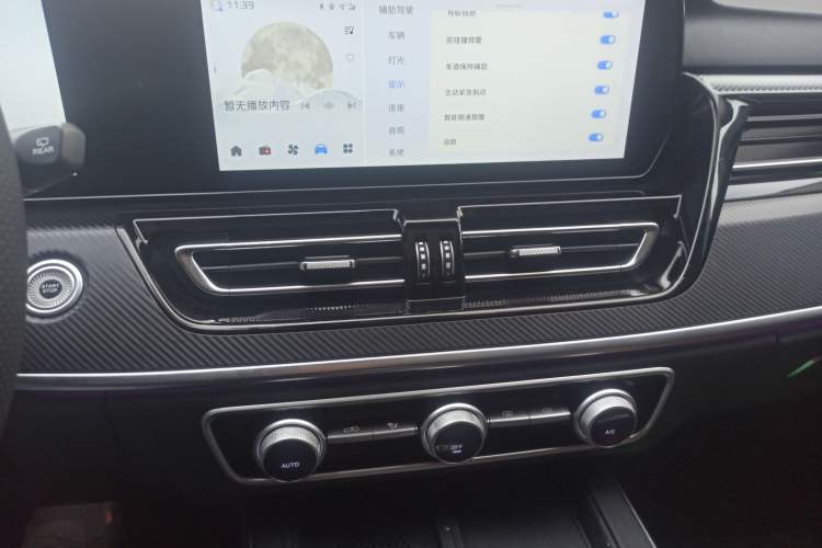 Used Hongqi HS5 2025 2.0T Two-Wheel-Drive Xuan Ying Edition Audio And AC Panel