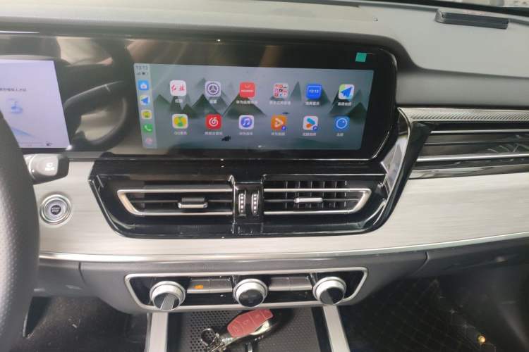Used Hongqi HS5 2025 2.0T Two-Wheel Drive 600 000-Vehicle Commemorative Edition Audio And AC Panel