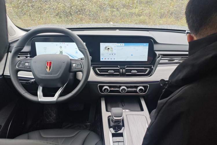 Used Hongqi HS5 2025 2.0T Two-Wheel Drive Flagship Pro Edition Center Console