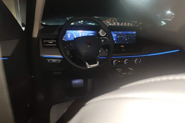 Used Hongqi HS5 2025 2.0T All-Wheel-Drive Flagship Pro Edition Center Console