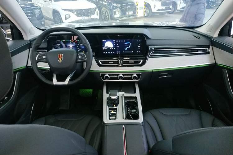 Used Hongqi HS5 2025 2.0T Two-Wheel Drive Flagship Pro Edition Center Console