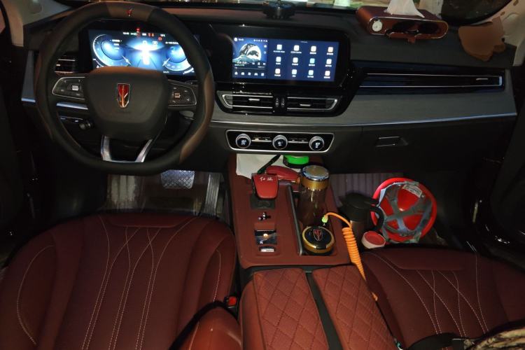 Used Hongqi HS5 2025 2.0T Two-Wheel Drive 600 000-Vehicle Commemorative Edition Center Console