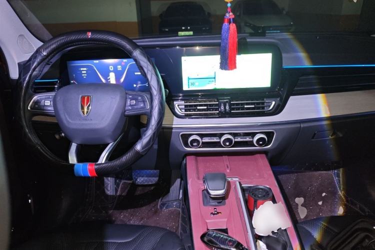 Used Hongqi HS5 2025 2.0T Two-Wheel Drive 600 000-Vehicle Commemorative Edition Center Console