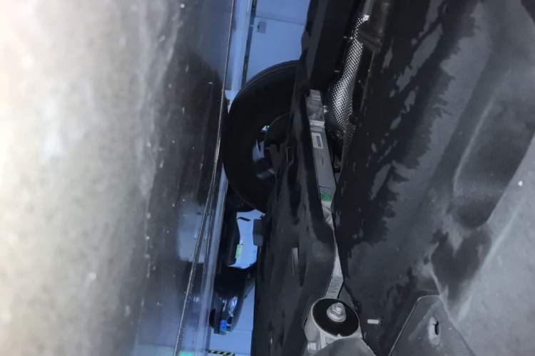 Used Hongqi HS5 2025 2.0T Two-Wheel Drive 600 000-Vehicle Commemorative Edition Chassis Front Right
