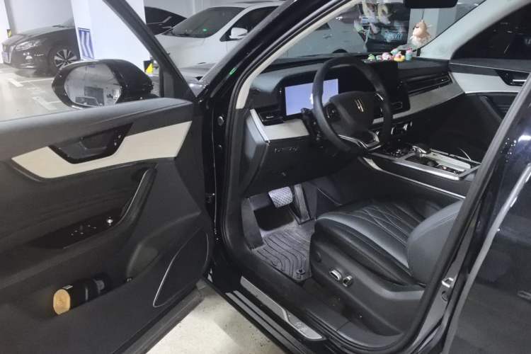 Used Hongqi HS5 2025 2.0T Two-Wheel Drive 600 000-Vehicle Commemorative Edition Driver Seat
