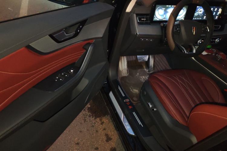 Used Hongqi HS5 2025 2.0T Two-Wheel Drive 600 000-Vehicle Commemorative Edition Driver Seat