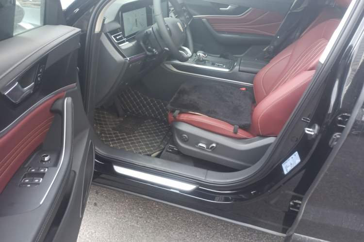 Used Hongqi HS5 2025 2.0T Two-Wheel-Drive Xuan Ying Edition Driver Seat