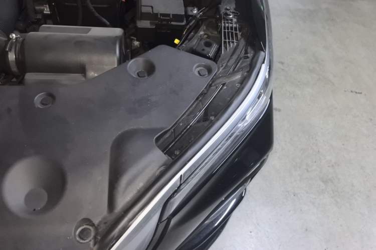 Used Hongqi HS5 2025 2.0T Two-Wheel Drive 600 000-Vehicle Commemorative Edition Engine Bay Left
