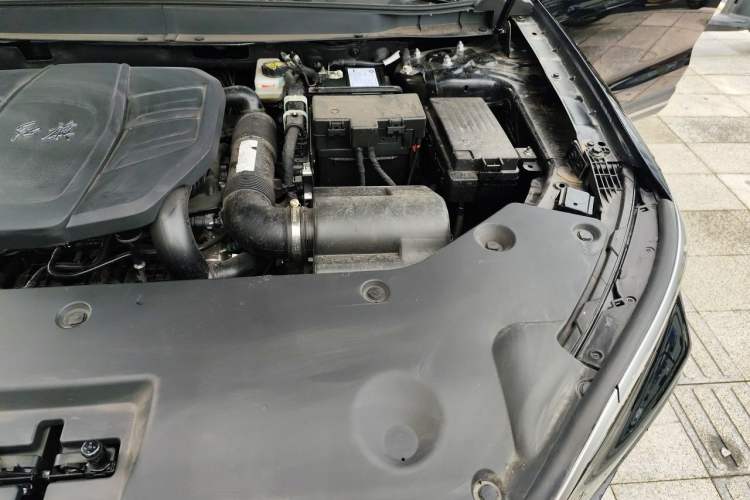 Used Hongqi HS5 2025 2.0T Two-Wheel Drive Flagship Pro Edition Engine Bay Left