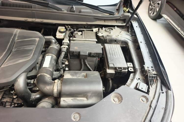 Used Hongqi HS5 2025 2.0T Two-Wheel Drive Flagship Pro Edition Engine Bay Left