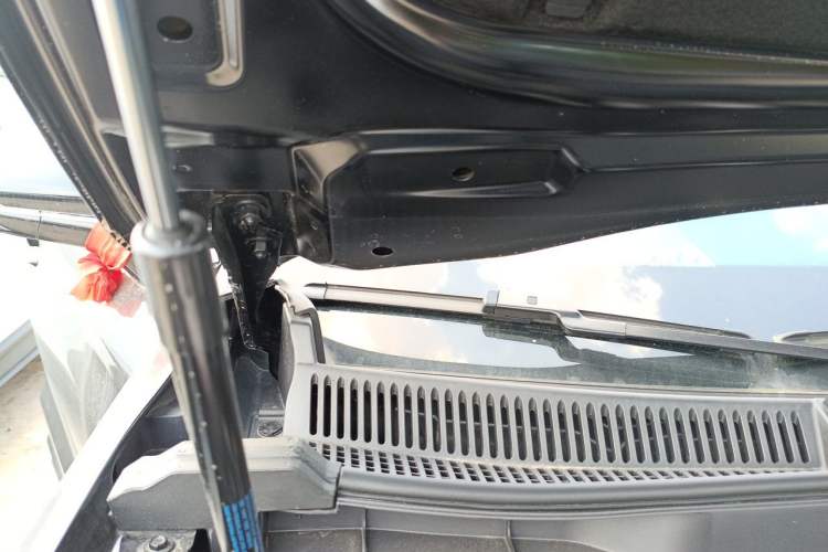 Used Hongqi HS5 2025 2.0T Two-Wheel Drive Flagship Pro Edition Engine Bay Right