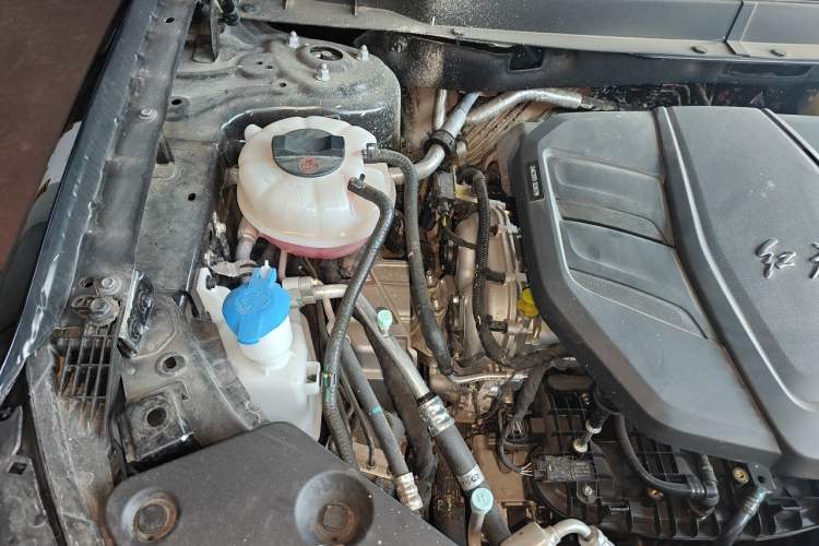 Used Hongqi HS5 2025 2.0T Two-Wheel-Drive Xuan Ying Edition Engine Bay Right
