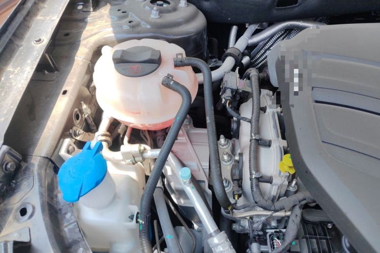 Used Hongqi HS5 2025 2.0T Two-Wheel Drive Flagship Pro Edition Engine Bay Right