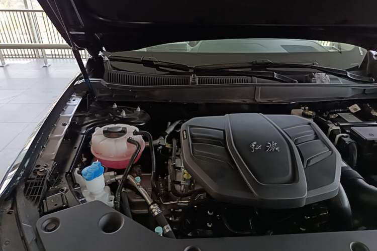 Used Hongqi HS5 2025 2.0T Two-Wheel Drive Flagship Pro Edition Engine Bay Right