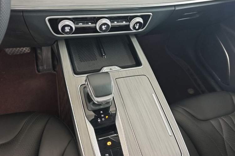 Used Hongqi HS5 2025 2.0T Two-Wheel Drive 600 000-Vehicle Commemorative Edition Gear Lever