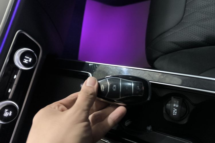 Used Hongqi HS5 2025 2.0T Two-Wheel Drive Flagship Pro Edition Interior 1