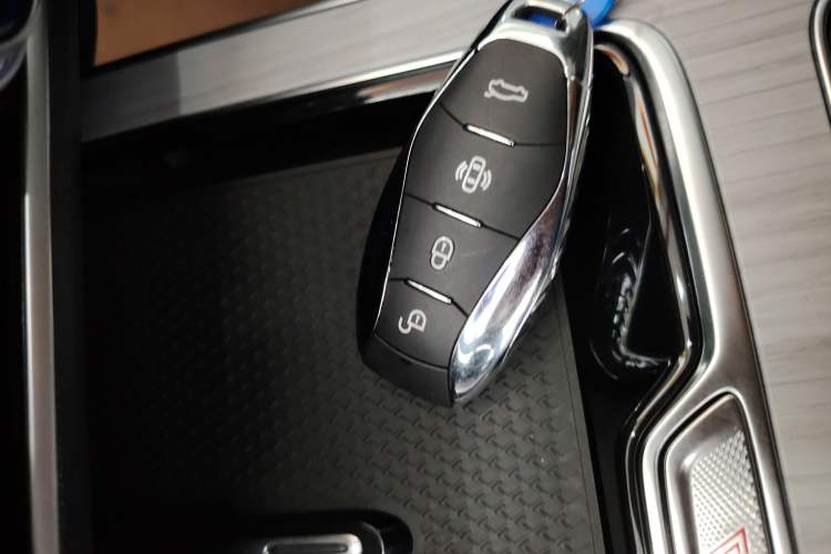 Used Hongqi HS5 2025 2.0T Two-Wheel Drive 600 000-Vehicle Commemorative Edition Interior 1