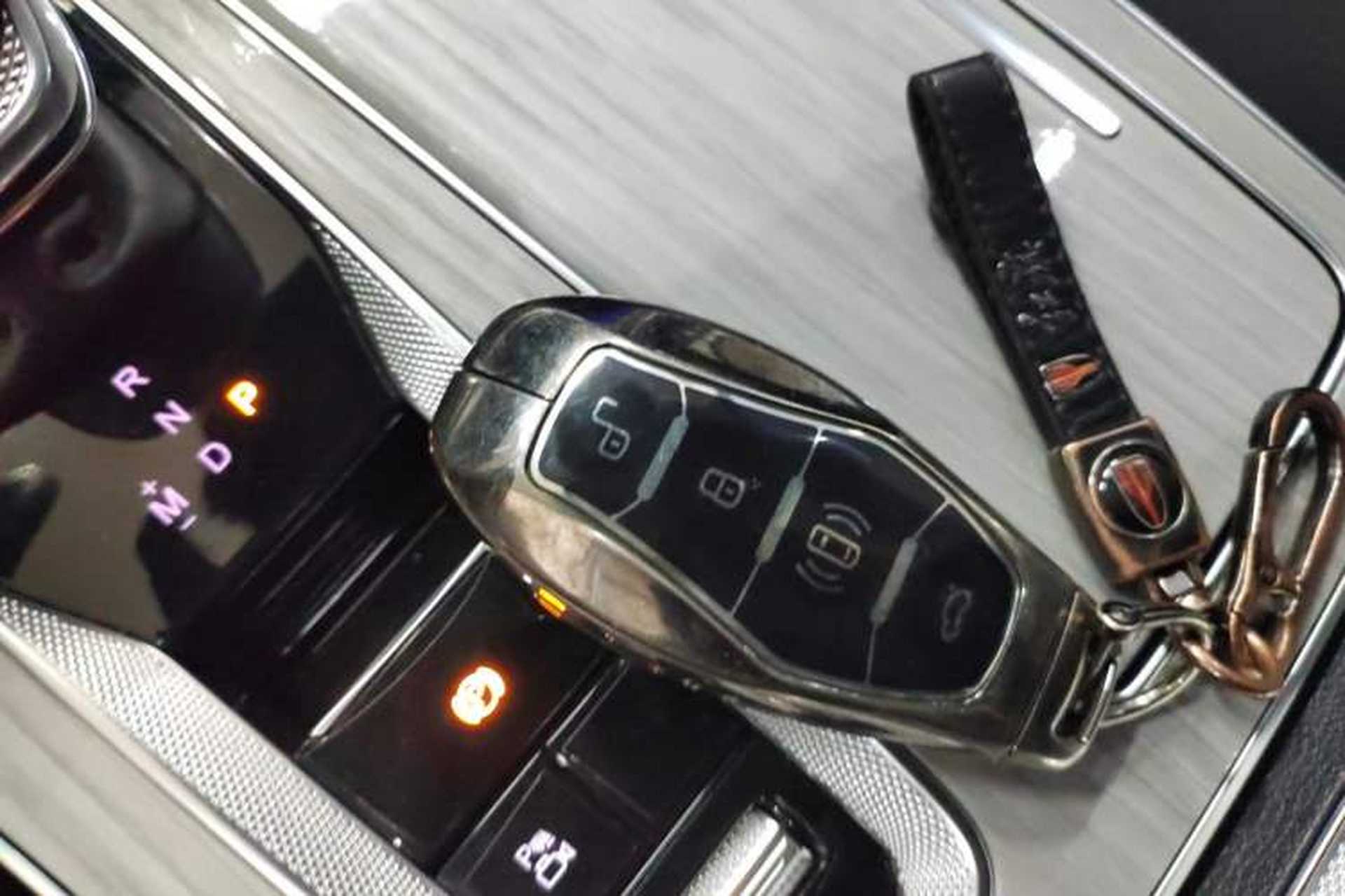 Used Hongqi HS5 2025 2.0T Two-Wheel Drive Flagship Pro Edition Interior 1