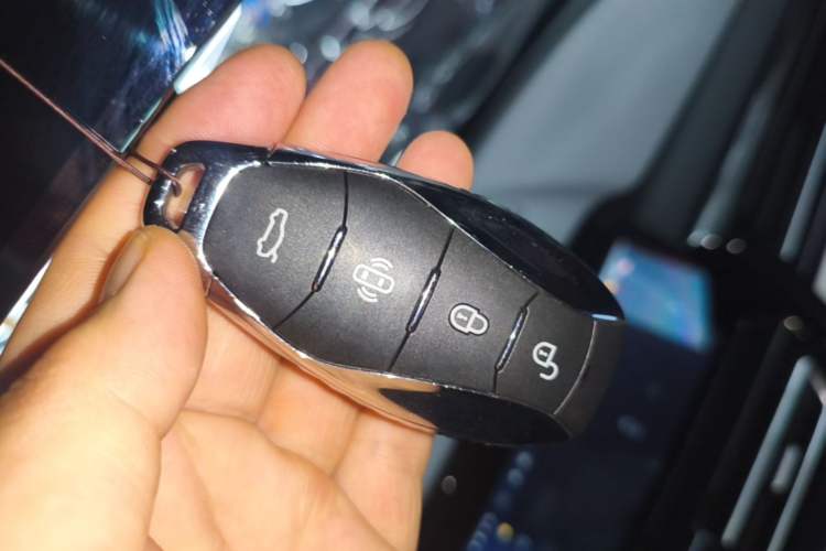Used Hongqi HS5 2025 2.0T Two-Wheel Drive Flagship Pro Edition Interior 1