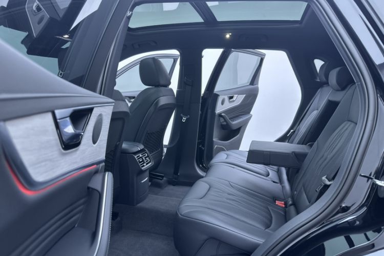 Used Hongqi HS5 2025 2.0T All-Wheel-Drive Xuan Ying Version Interior 1