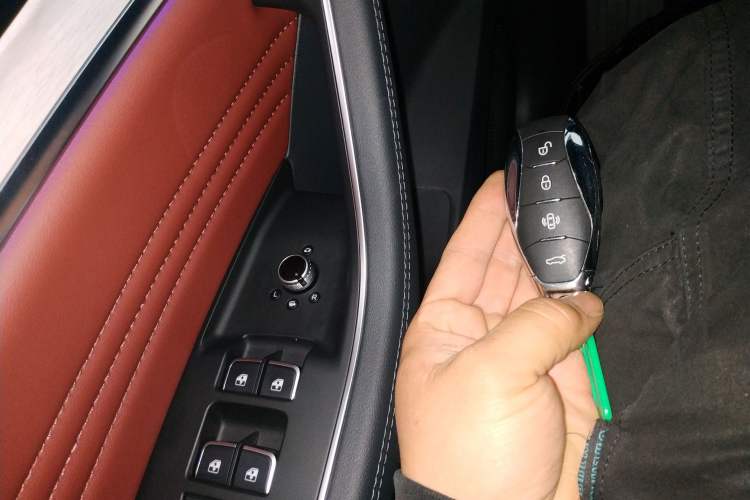 Used Hongqi HS5 2025 2.0T Two-Wheel Drive Flagship Pro Edition Interior 1