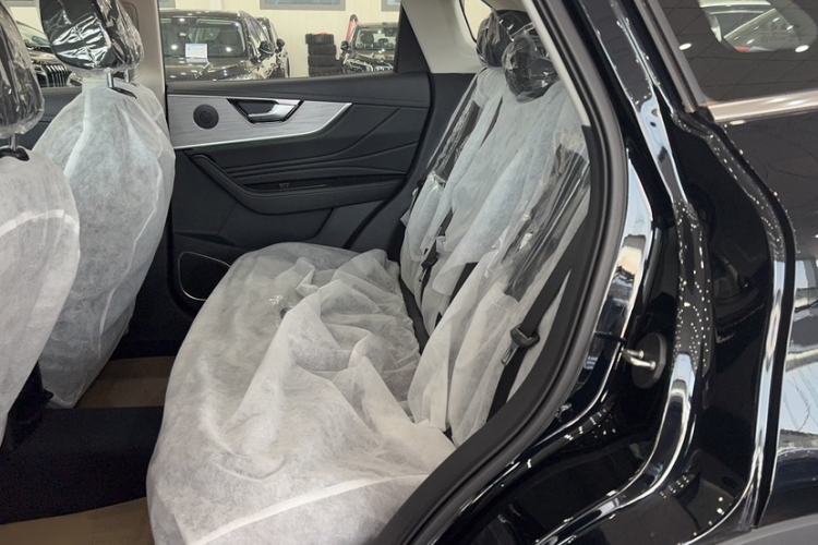 Used Hongqi HS5 2025 2.0T Two-Wheel Drive Flagship Pro Edition Interior 2