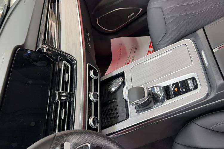 Used Hongqi HS5 2025 2.0T Two-Wheel Drive Flagship Pro Edition Interior 3