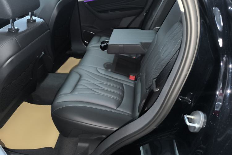 Used Hongqi HS5 2025 2.0T Two-Wheel Drive Flagship Pro Edition Interior 4
