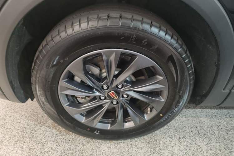 Used Hongqi HS5 2025 2.0T Two-Wheel Drive Flagship Pro Edition Left Front Wheel Hub