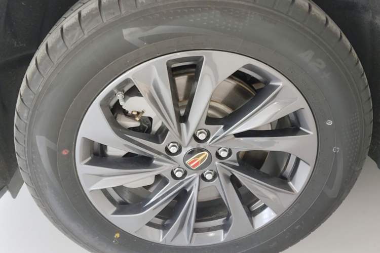 Used Hongqi HS5 2025 2.0T Two-Wheel Drive Flagship Pro Edition Left Front Wheel Hub