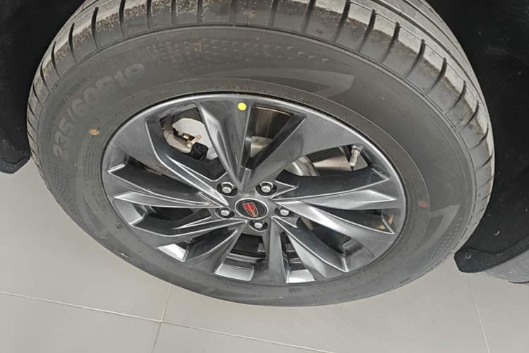 Used Hongqi HS5 2025 2.0T Two-Wheel Drive Flagship Pro Edition Left Front Wheel Hub