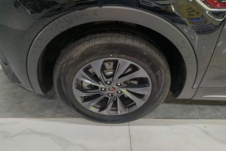 Used Hongqi HS5 2025 2.0T Two-Wheel Drive Flagship Pro Edition Left Front Wheel Hub