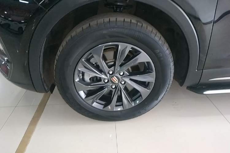 Used Hongqi HS5 2025 2.0T Two-Wheel Drive Flagship Pro Edition Left Front Wheel Hub