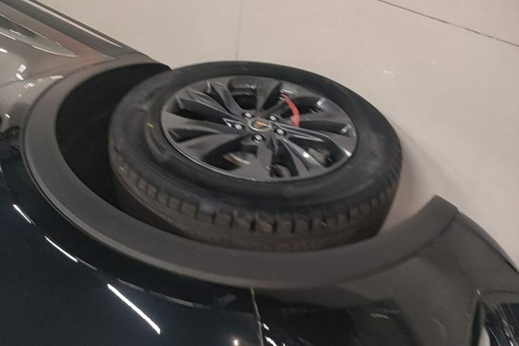Used Hongqi HS5 2025 2.0T Two-Wheel Drive Flagship Pro Edition Left Front Wheel Hub