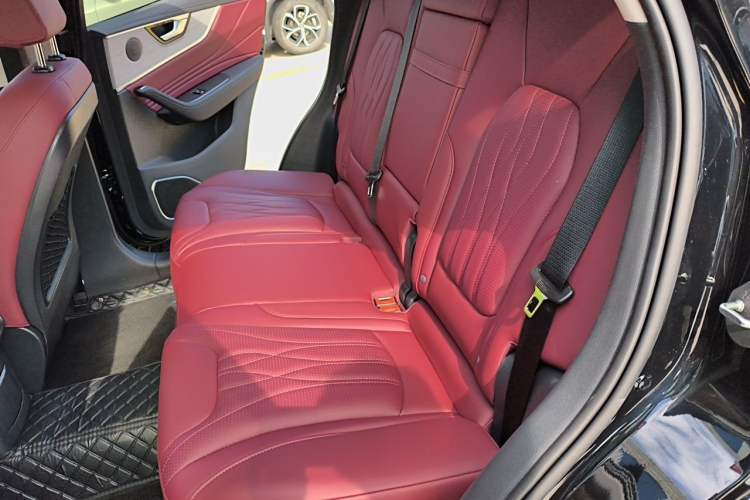 Used Hongqi HS5 2025 2.0T Two-Wheel Drive Flagship Pro Edition Left Rear Seat