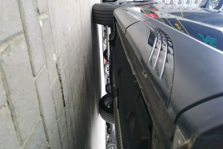 Used Hongqi HS5 2025 2.0T All-Wheel-Drive Flagship Pro Edition Left Side Sill