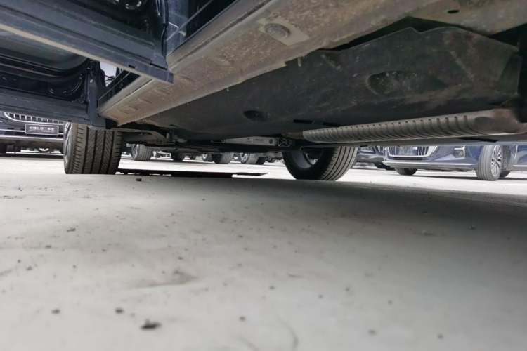 Used Hongqi HS5 2025 2.0T All-Wheel-Drive Flagship Pro Edition Left Side Sill