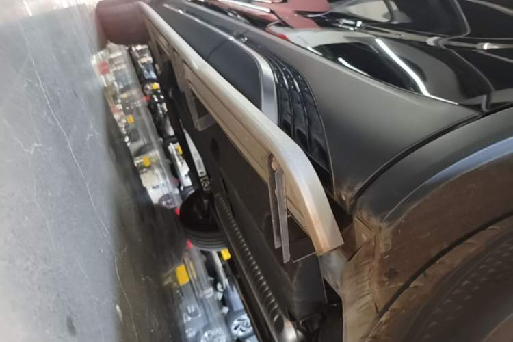 Used Hongqi HS5 2025 2.0T Two-Wheel Drive Flagship Pro Edition Left Side Sill